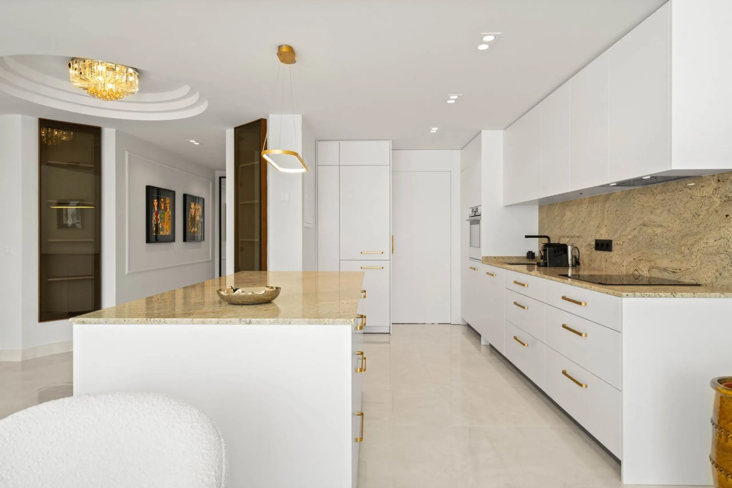 Recently renovated apartment on the 1st line with beautiful sea views!