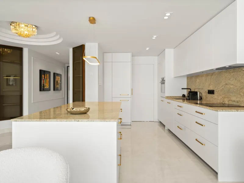 Recently renovated apartment on the 1st line with beautiful sea views!