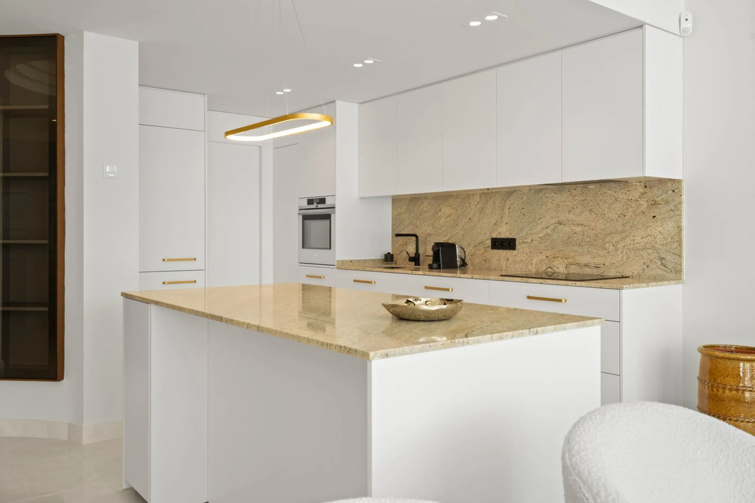 Recently renovated apartment on the 1st line with beautiful sea views!