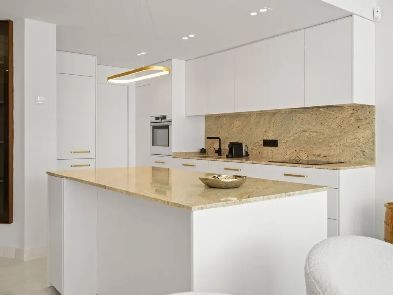 Recently renovated apartment on the 1st line with beautiful sea views!