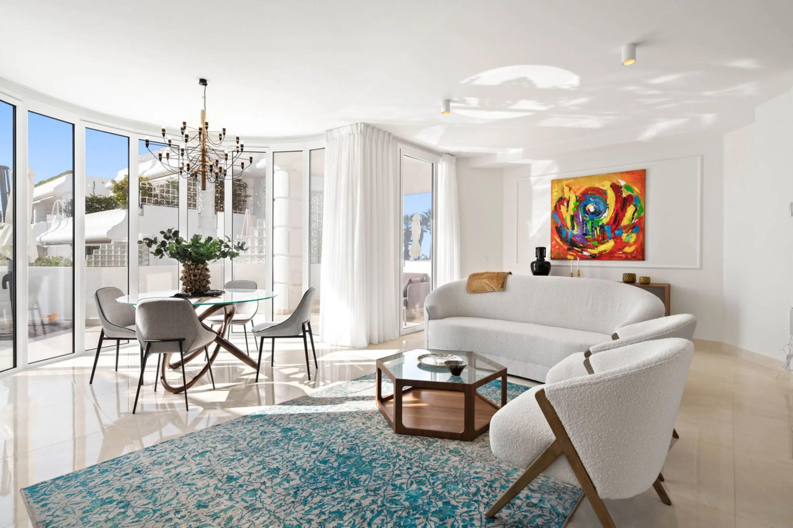 Recently renovated apartment on the 1st line with beautiful sea views!