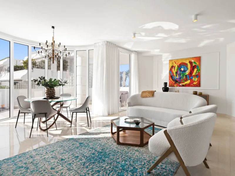 Recently renovated apartment on the 1st line with beautiful sea views!