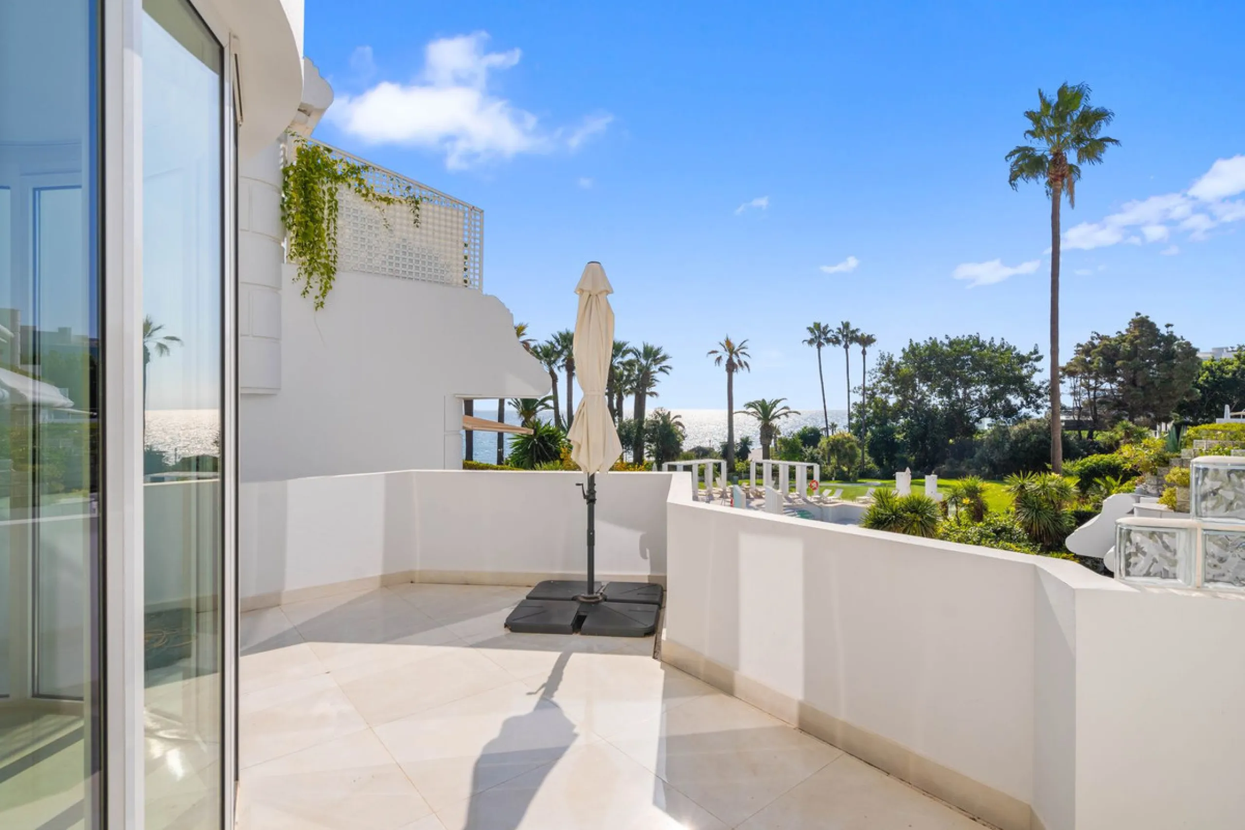 Recently renovated apartment on the 1st line with beautiful sea views!