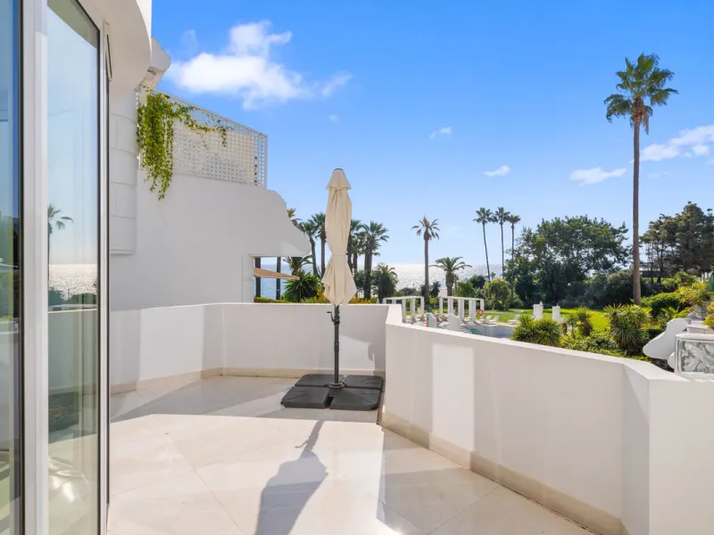 Recently renovated apartment on the 1st line with beautiful sea views!