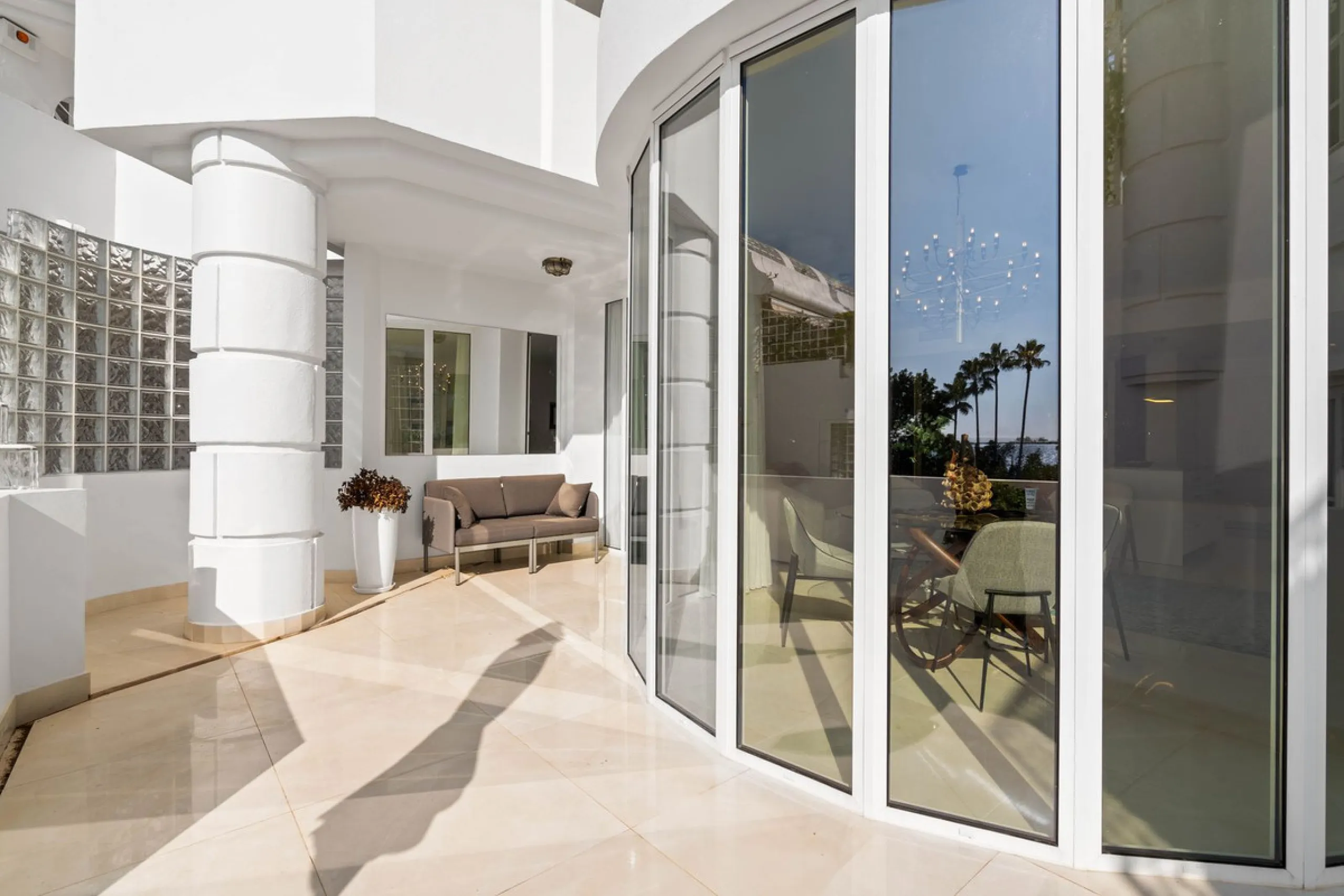 Recently renovated apartment on the 1st line with beautiful sea views!