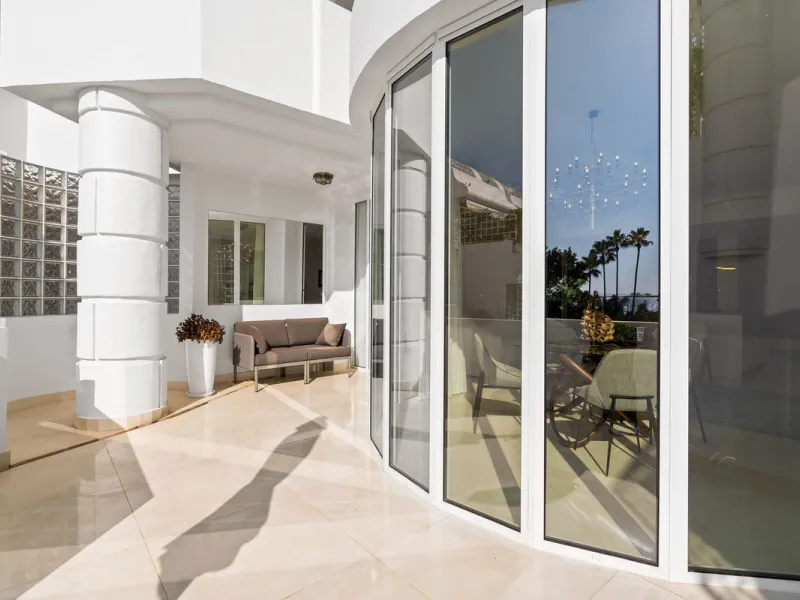 Recently renovated apartment on the 1st line with beautiful sea views!