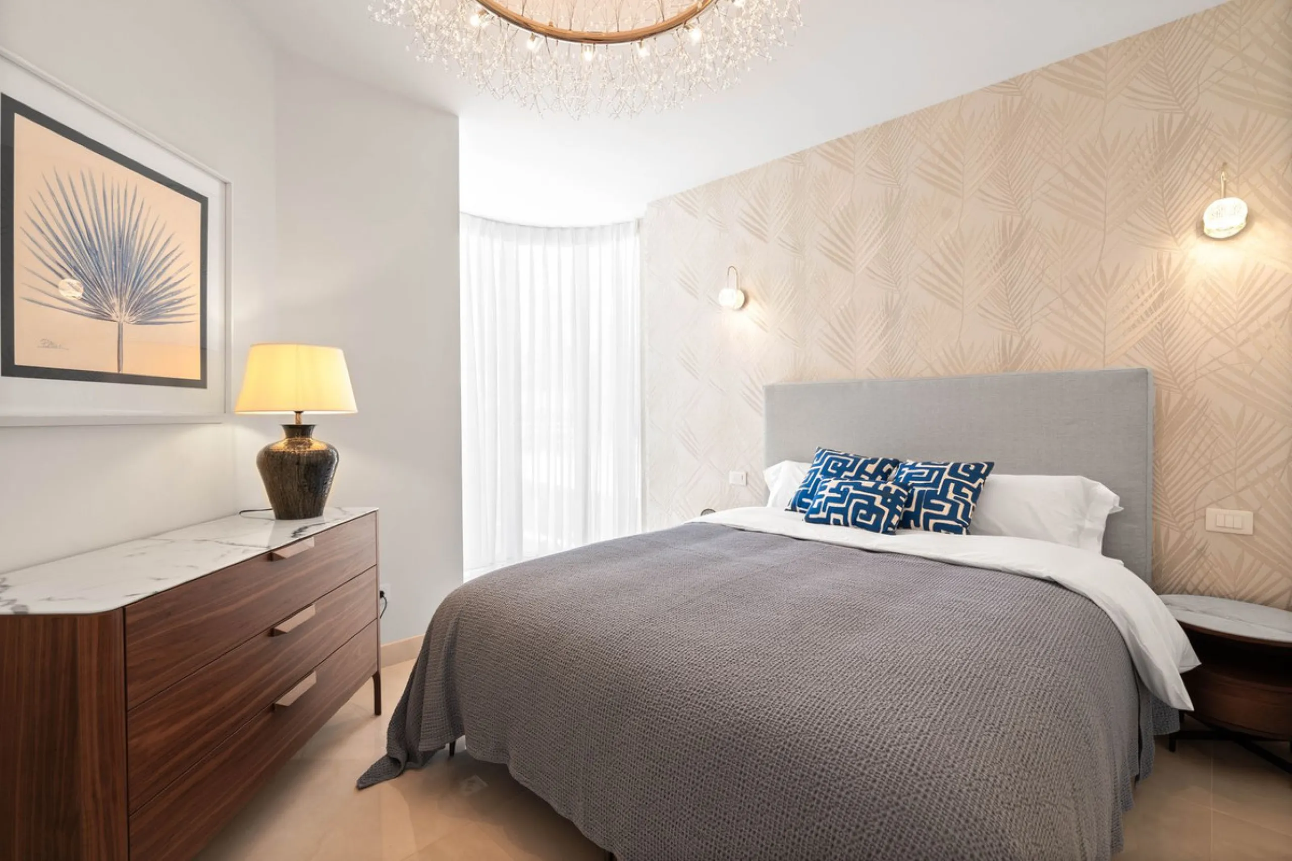 Recently renovated apartment on the 1st line with beautiful sea views!