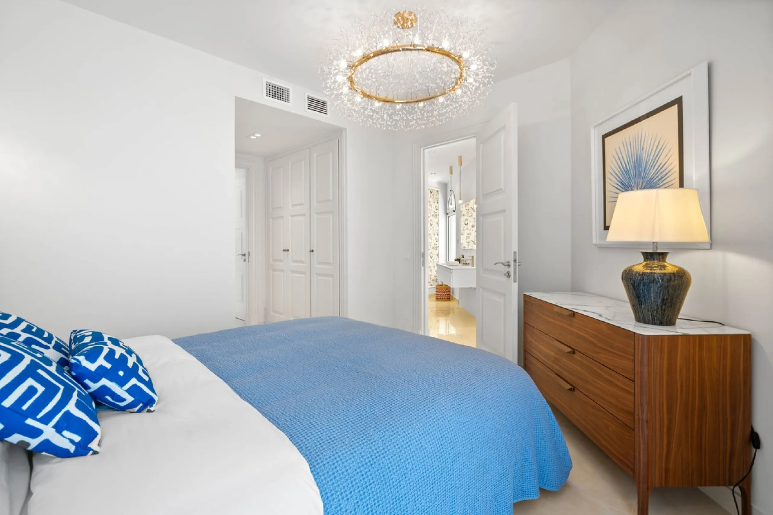 Recently renovated apartment on the 1st line with beautiful sea views!