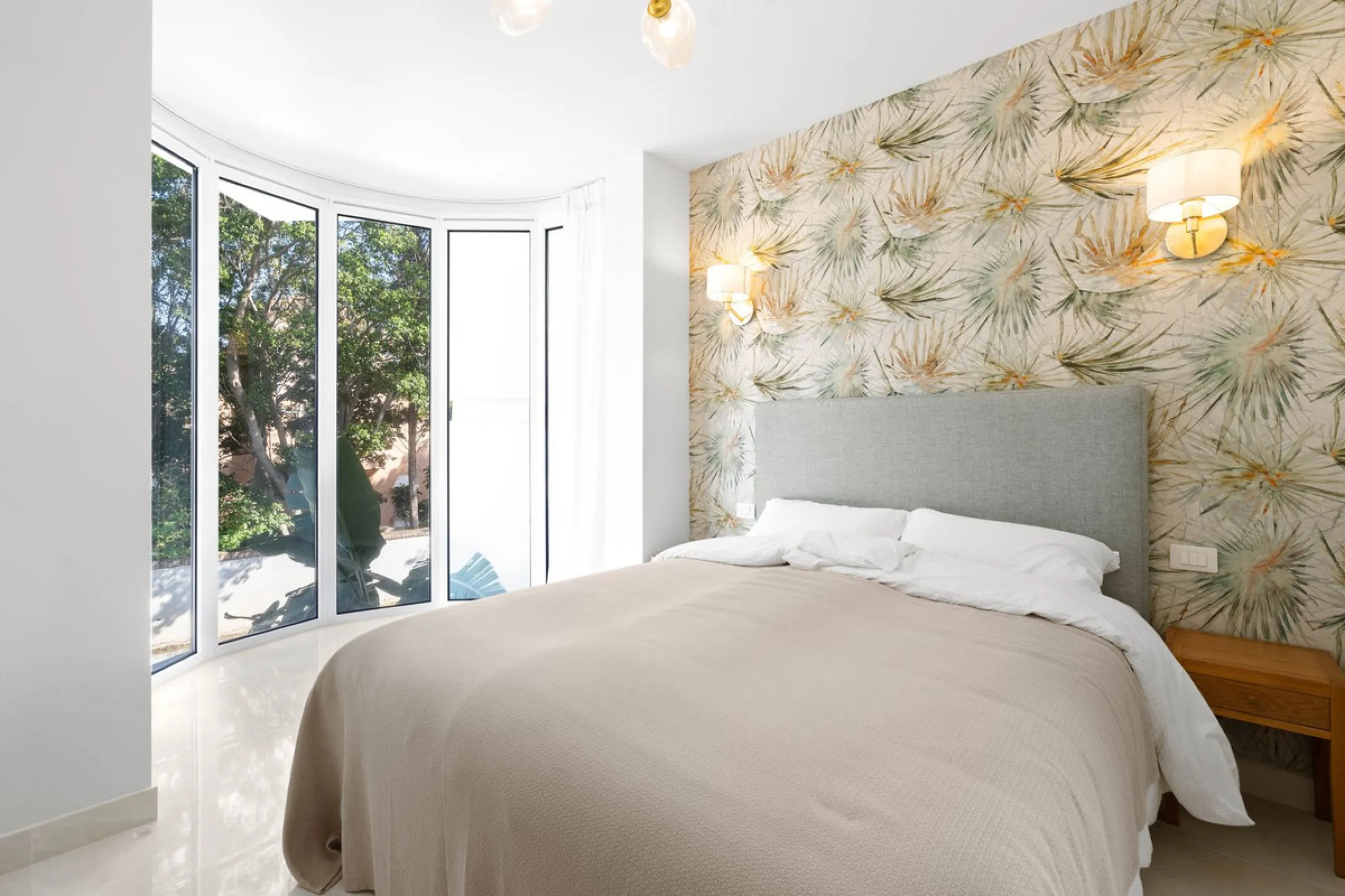 Recently renovated apartment on the 1st line with beautiful sea views!