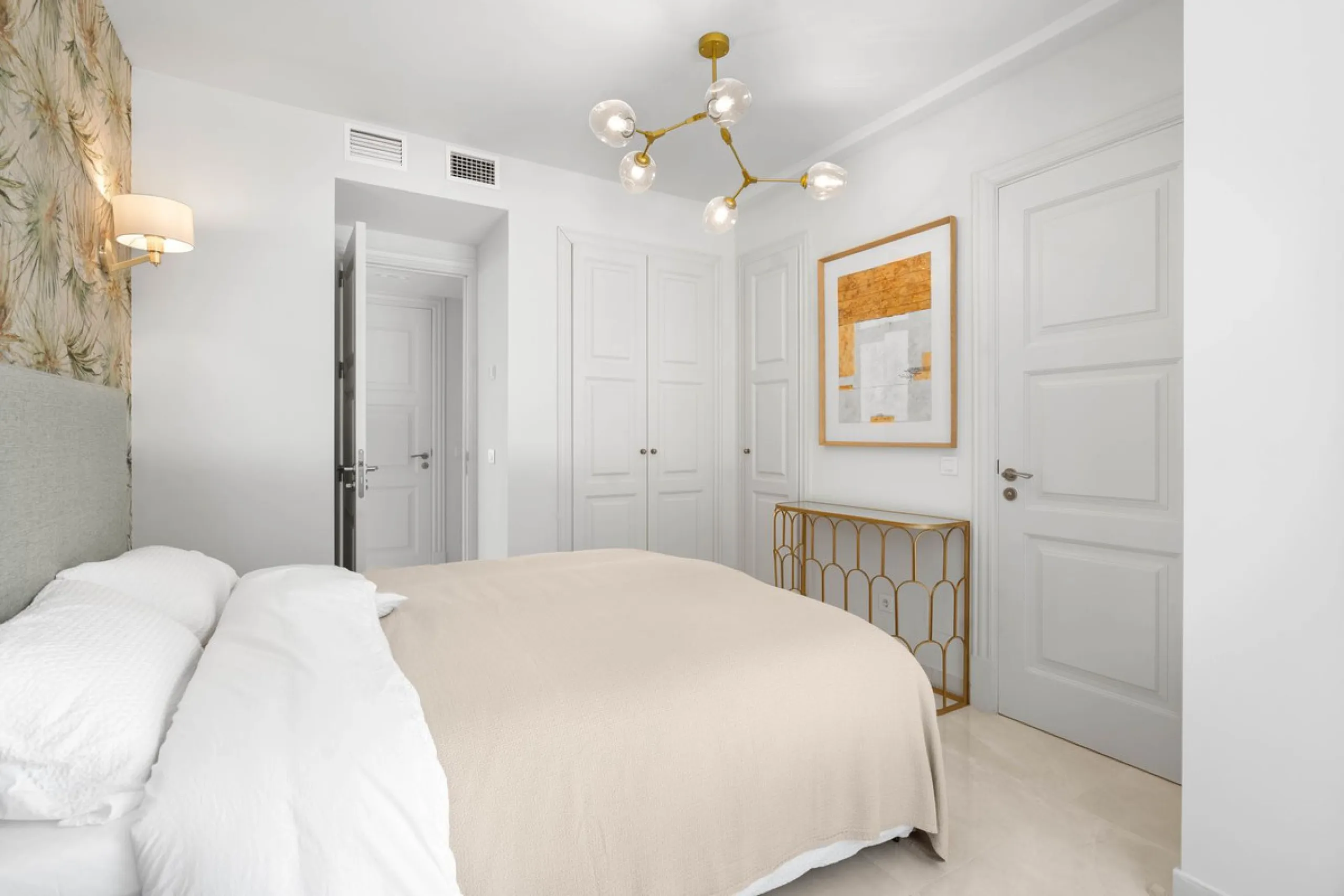 Recently renovated apartment on the 1st line with beautiful sea views!