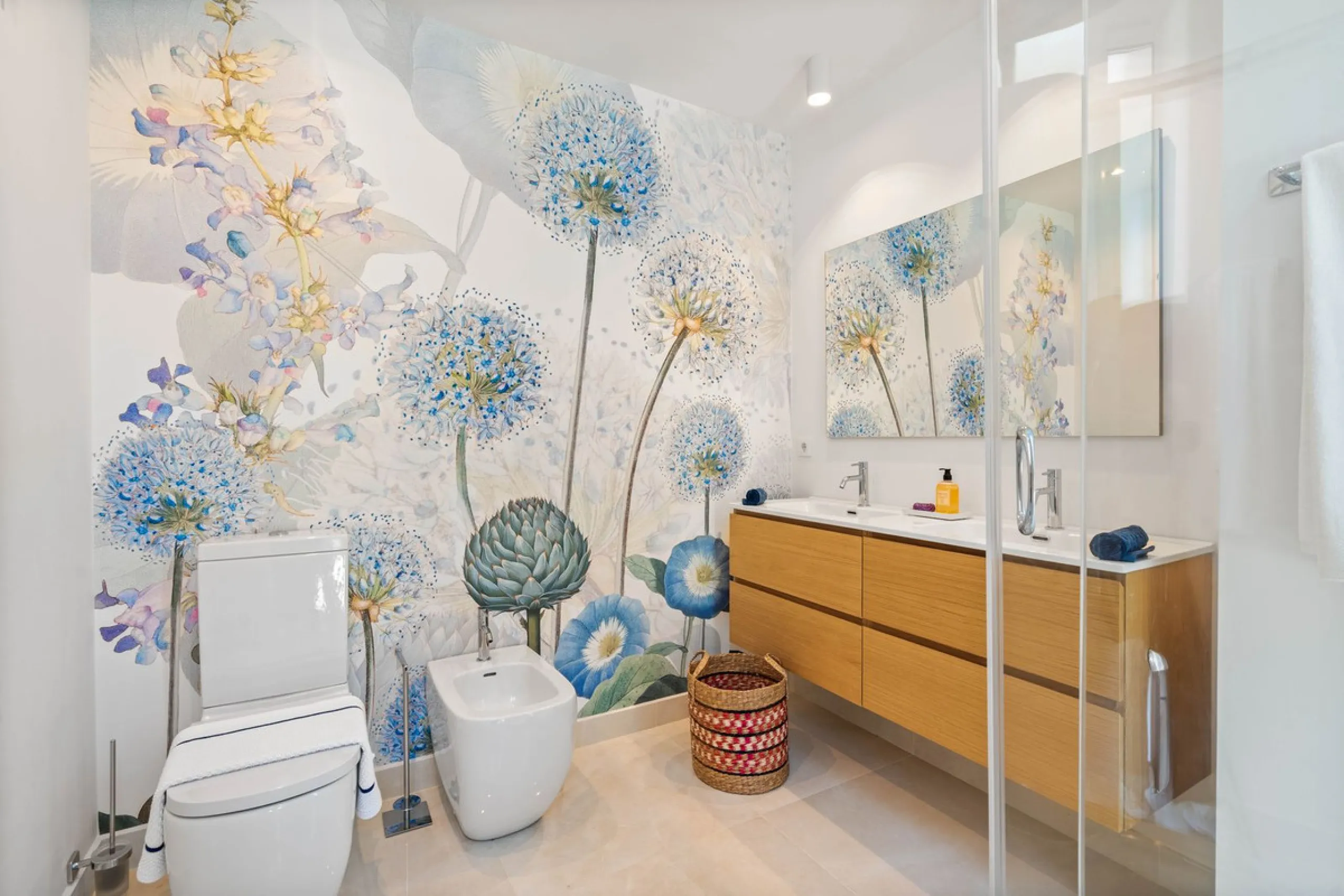Recently renovated apartment on the 1st line with beautiful sea views!