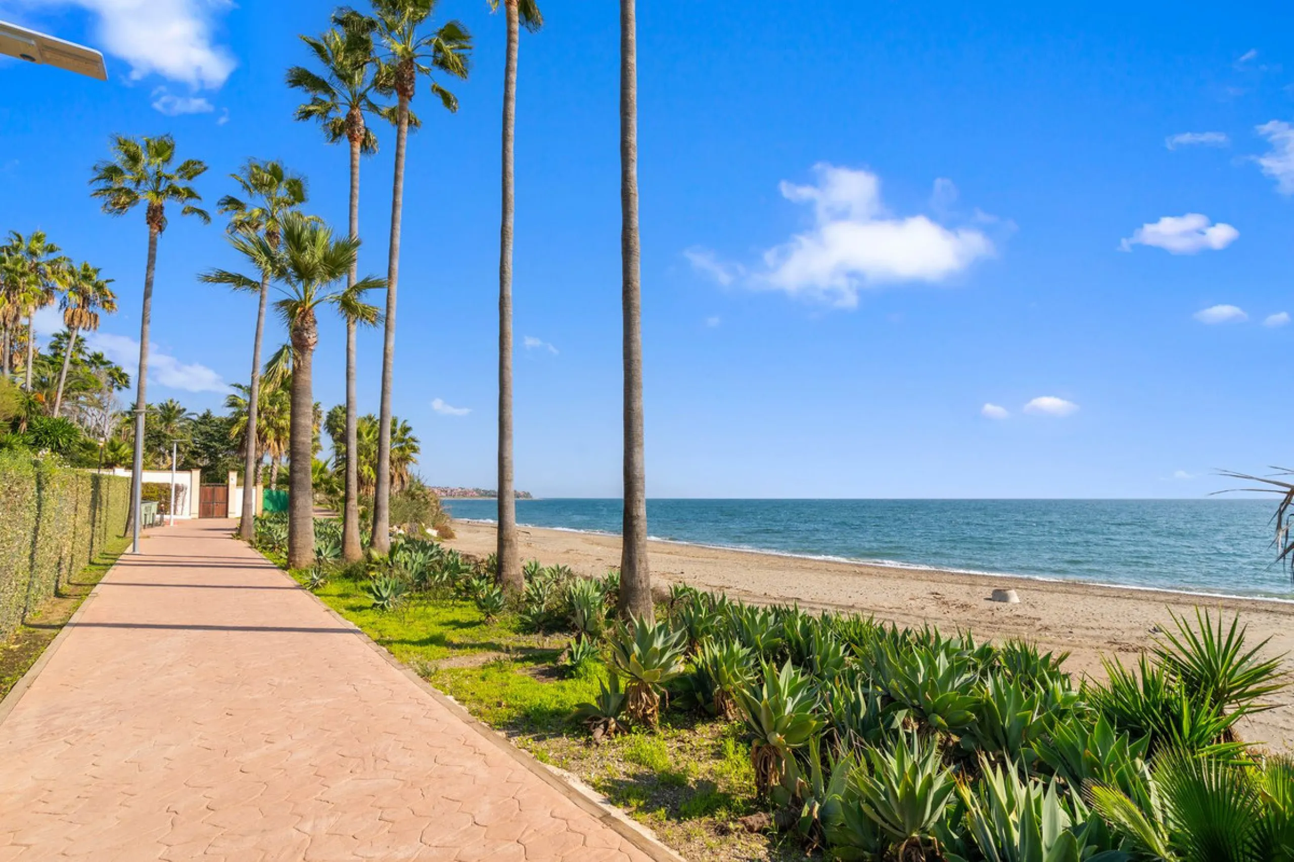 Recently renovated apartment on the 1st line with beautiful sea views!