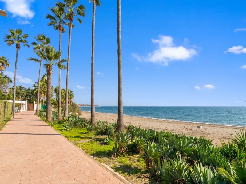 Recently renovated apartment on the 1st line with beautiful sea views!