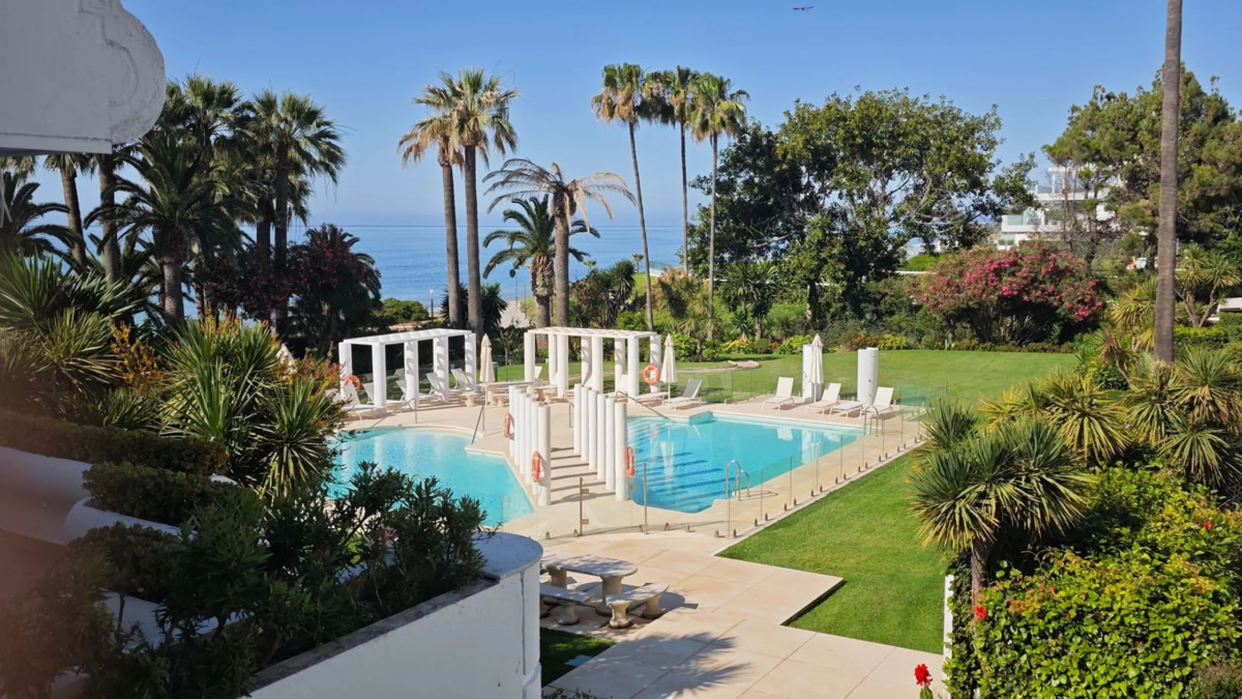 Recently renovated apartment on the 1st line with beautiful sea views!