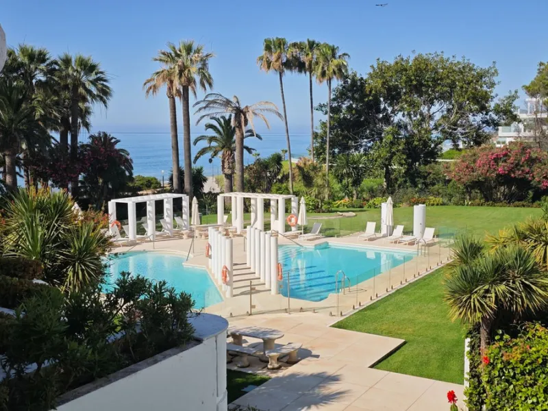 Recently renovated apartment on the 1st line with beautiful sea views!