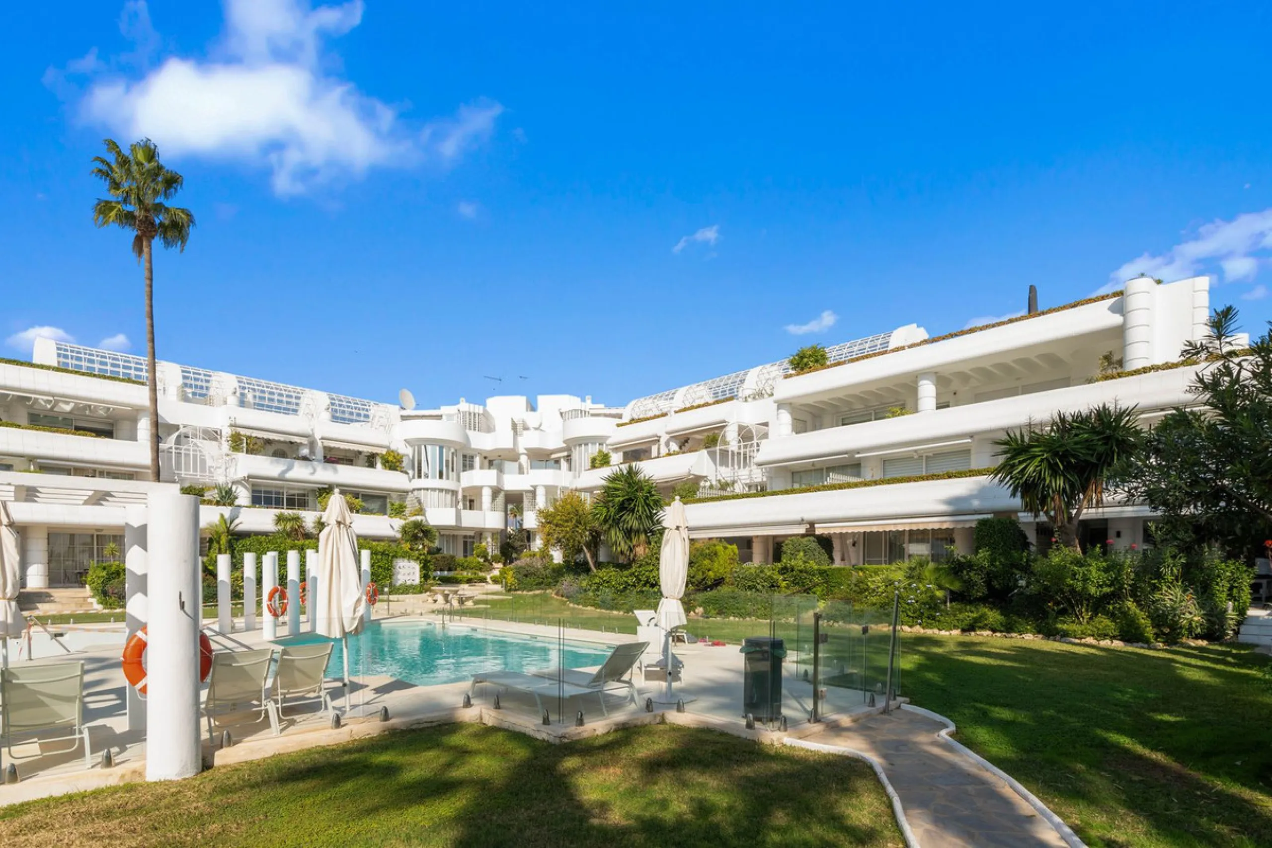 Recently renovated apartment on the 1st line with beautiful sea views!