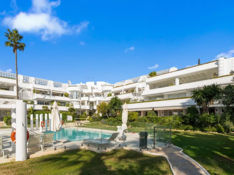 Recently renovated apartment on the 1st line with beautiful sea views!