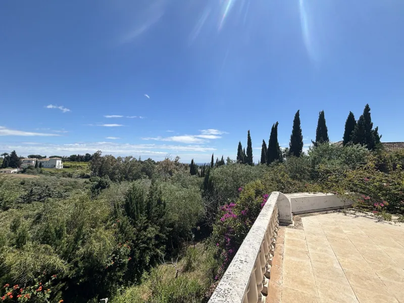 Traditional style villa for renovation on the Golden Mile, only a few minutes away from the famous Sierra Blanca. This magnificent property is located in the tranquil area of La Capellania, offering a living area of approximately 400 m².