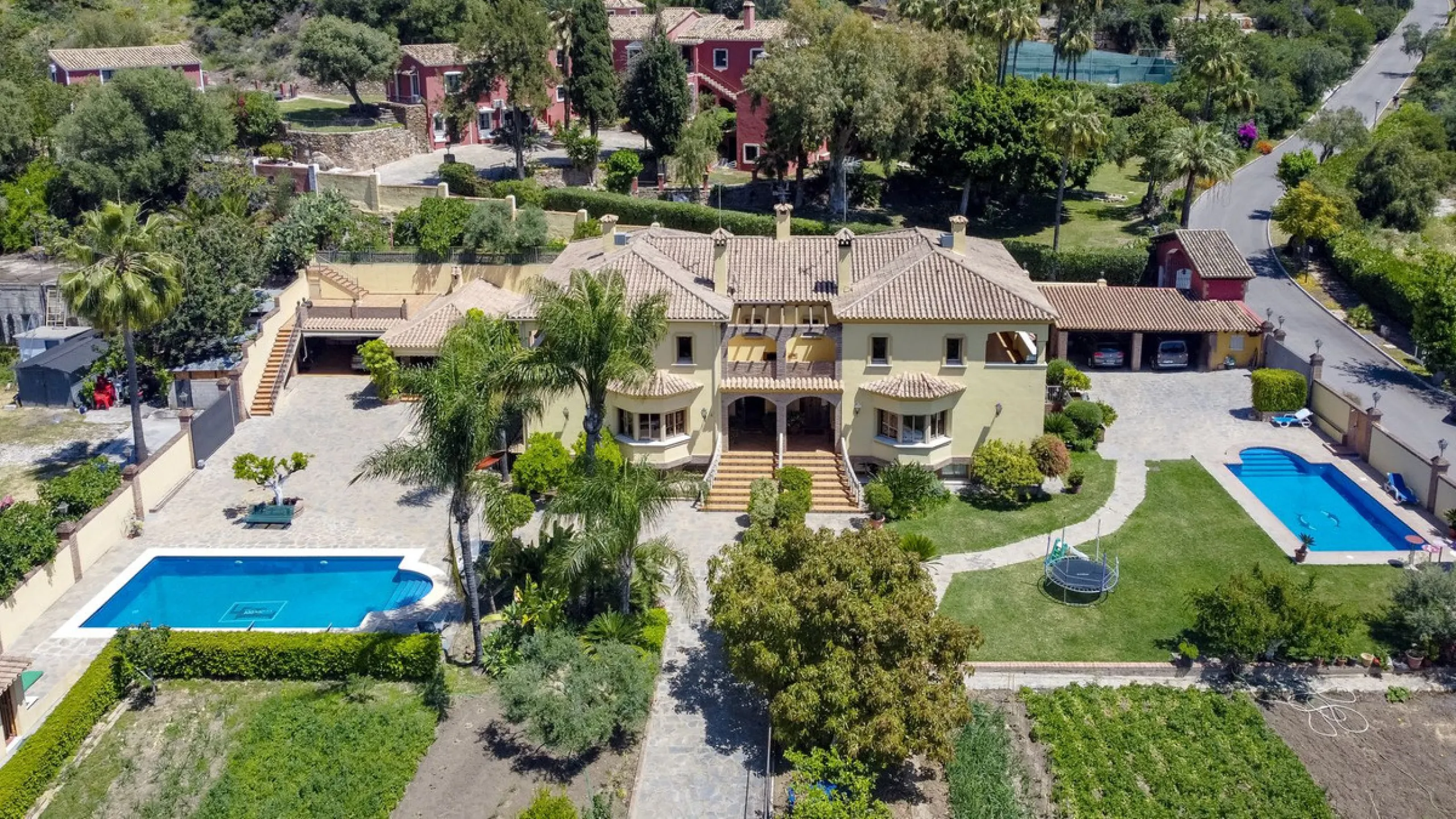 Spectacular villa composed of two houses in Vega del Colorado, La Quinta, Benahavís. This villa is simply stunning. Set in an exclusive and tranquil setting, it offers the luxury and comfort one would expect in a high end residence on the Costa del Sol.