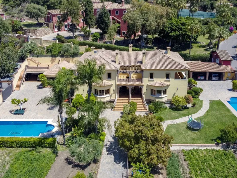 Spectacular villa composed of two houses in Vega del Colorado, La Quinta, Benahavís. This villa is simply stunning. Set in an exclusive and tranquil setting, it offers the luxury and comfort one would expect in a high end residence on the Costa del Sol.