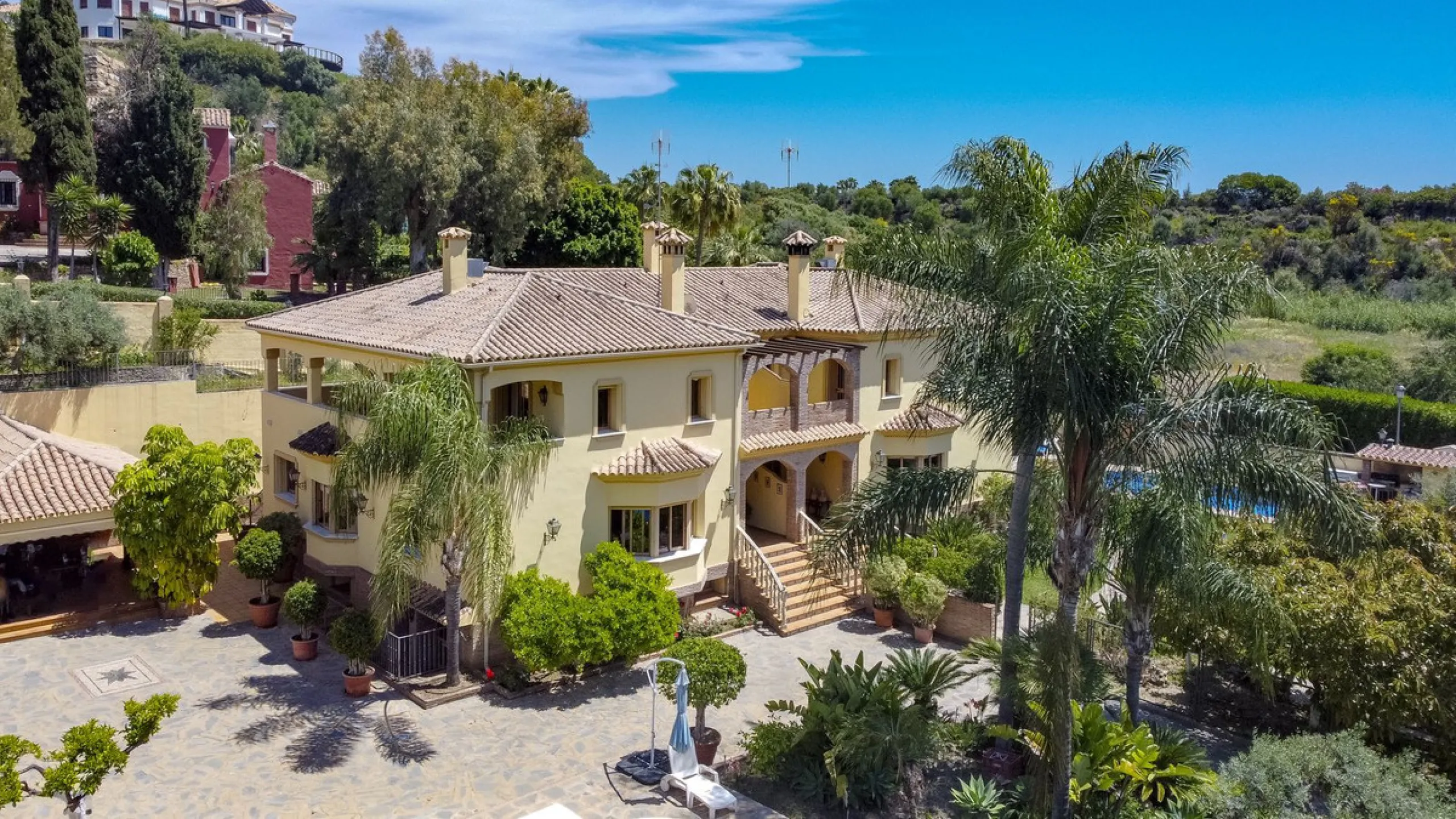 Spectacular villa composed of two houses in Vega del Colorado, La Quinta, Benahavís. This villa is simply stunning. Set in an exclusive and tranquil setting, it offers the luxury and comfort one would expect in a high end residence on the Costa del Sol.
