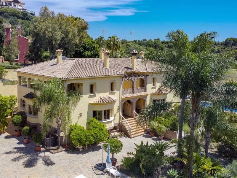 Spectacular villa composed of two houses in Vega del Colorado, La Quinta, Benahavís. This villa is simply stunning. Set in an exclusive and tranquil setting, it offers the luxury and comfort one would expect in a high end residence on the Costa del Sol.