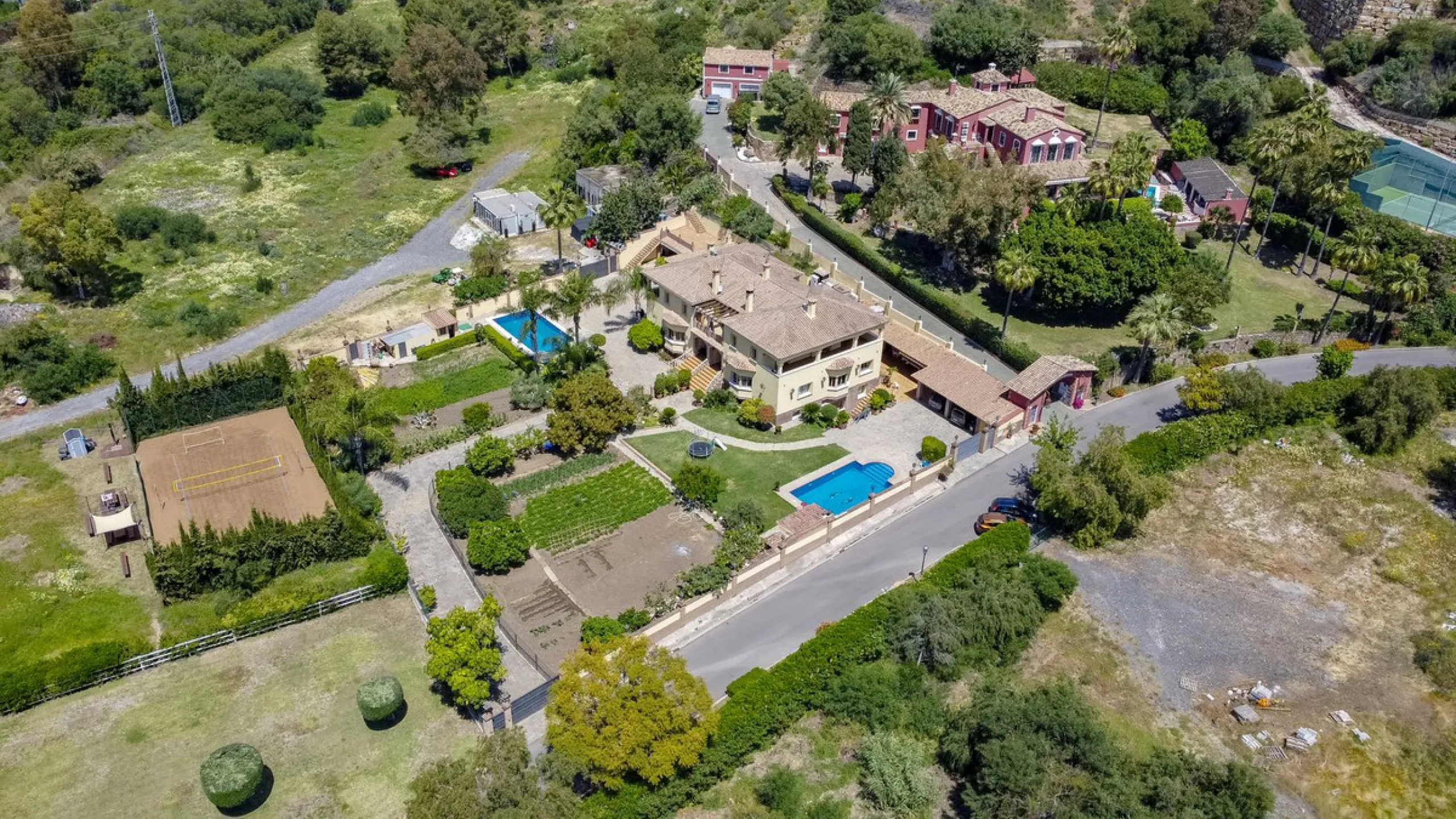 Spectacular villa composed of two houses in Vega del Colorado, La Quinta, Benahavís. This villa is simply stunning. Set in an exclusive and tranquil setting, it offers the luxury and comfort one would expect in a high end residence on the Costa del Sol.