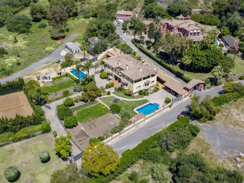 Spectacular villa composed of two houses in Vega del Colorado, La Quinta, Benahavís. This villa is simply stunning. Set in an exclusive and tranquil setting, it offers the luxury and comfort one would expect in a high end residence on the Costa del Sol.
