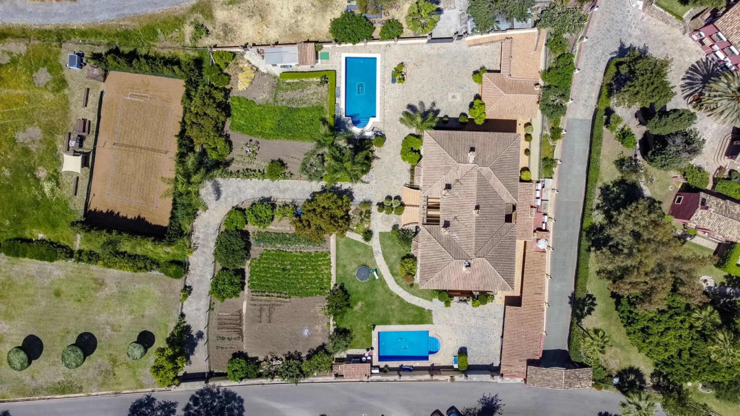 Spectacular villa composed of two houses in Vega del Colorado, La Quinta, Benahavís. This villa is simply stunning. Set in an exclusive and tranquil setting, it offers the luxury and comfort one would expect in a high end residence on the Costa del Sol.