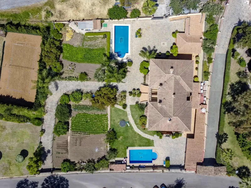 Spectacular villa composed of two houses in Vega del Colorado, La Quinta, Benahavís. This villa is simply stunning. Set in an exclusive and tranquil setting, it offers the luxury and comfort one would expect in a high end residence on the Costa del Sol.