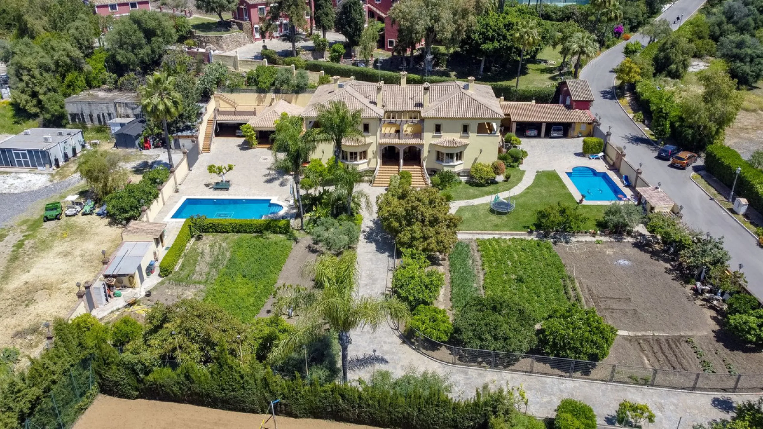 Spectacular villa composed of two houses in Vega del Colorado, La Quinta, Benahavís. This villa is simply stunning. Set in an exclusive and tranquil setting, it offers the luxury and comfort one would expect in a high end residence on the Costa del Sol.