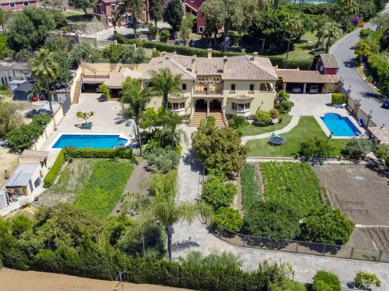 Spectacular villa composed of two houses in Vega del Colorado, La Quinta, Benahavís. This villa is simply stunning. Set in an exclusive and tranquil setting, it offers the luxury and comfort one would expect in a high end residence on the Costa del Sol.