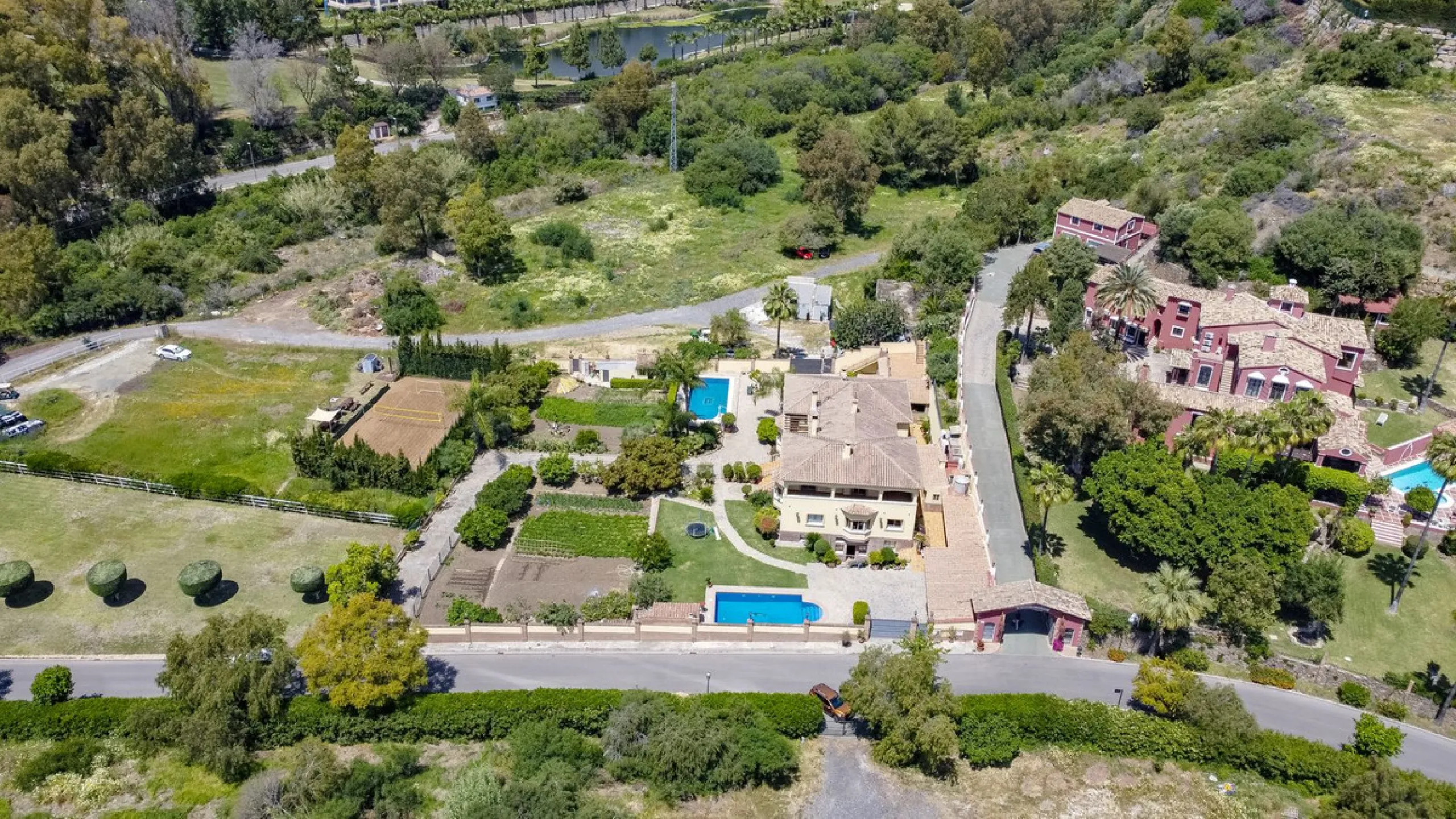 Spectacular villa composed of two houses in Vega del Colorado, La Quinta, Benahavís. This villa is simply stunning. Set in an exclusive and tranquil setting, it offers the luxury and comfort one would expect in a high end residence on the Costa del Sol.