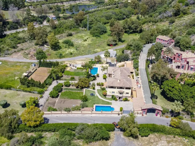 Spectacular villa composed of two houses in Vega del Colorado, La Quinta, Benahavís. This villa is simply stunning. Set in an exclusive and tranquil setting, it offers the luxury and comfort one would expect in a high end residence on the Costa del Sol.