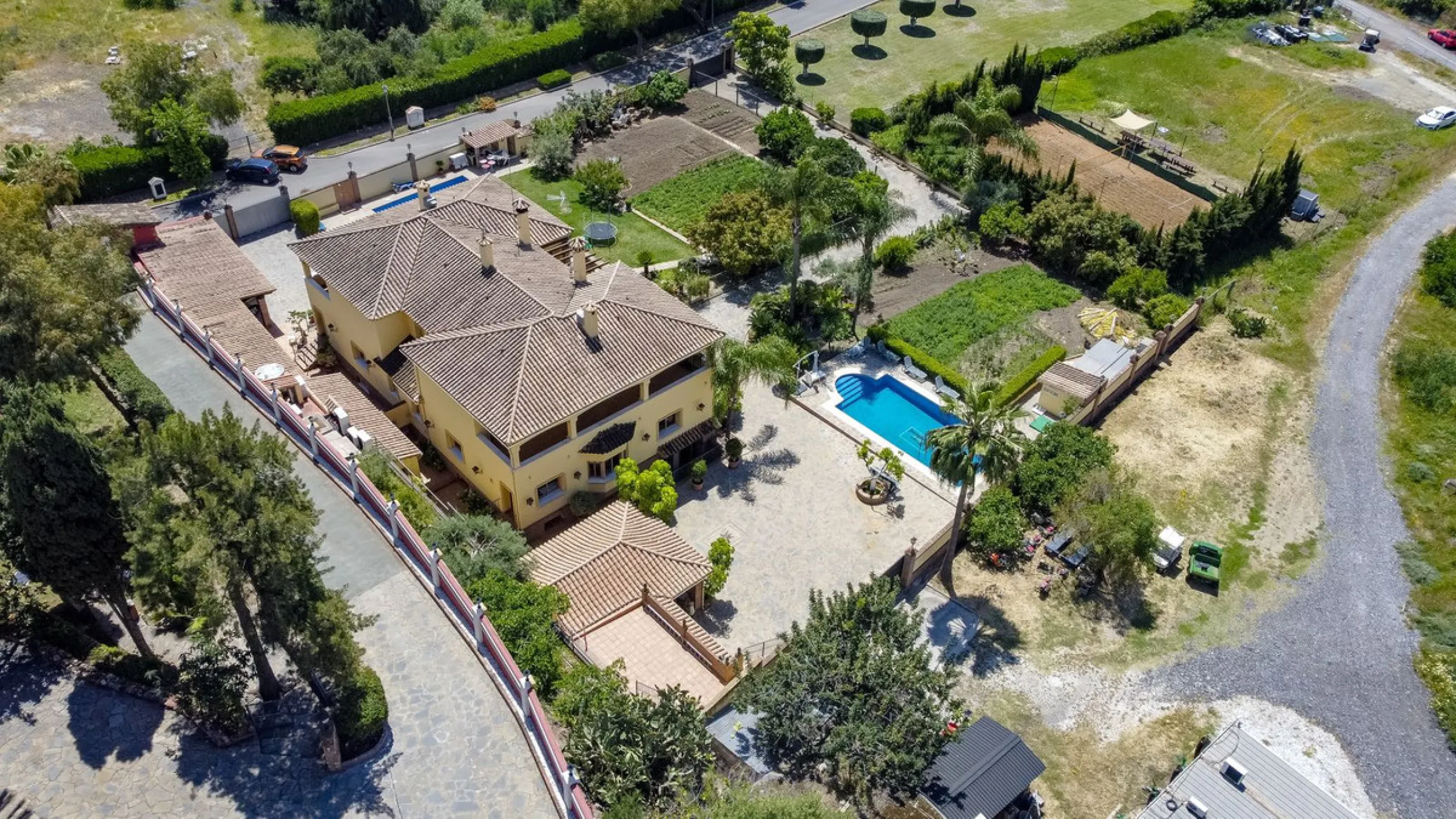 Spectacular villa composed of two houses in Vega del Colorado, La Quinta, Benahavís. This villa is simply stunning. Set in an exclusive and tranquil setting, it offers the luxury and comfort one would expect in a high end residence on the Costa del Sol.