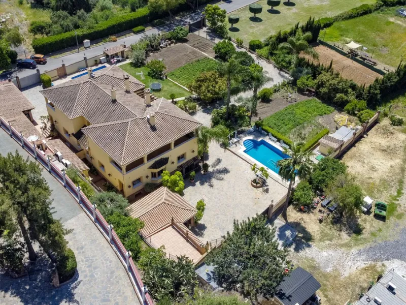 Spectacular villa composed of two houses in Vega del Colorado, La Quinta, Benahavís. This villa is simply stunning. Set in an exclusive and tranquil setting, it offers the luxury and comfort one would expect in a high end residence on the Costa del Sol.
