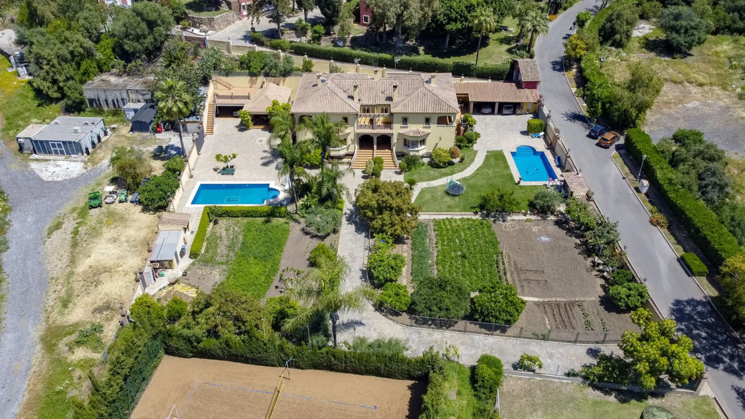 Spectacular villa composed of two houses in Vega del Colorado, La Quinta, Benahavís. This villa is simply stunning. Set in an exclusive and tranquil setting, it offers the luxury and comfort one would expect in a high end residence on the Costa del Sol.