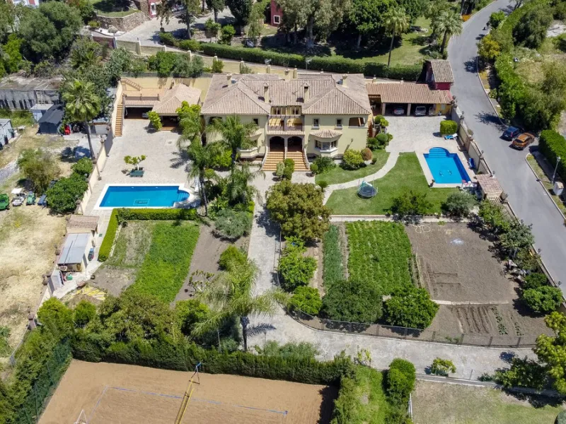 Spectacular villa composed of two houses in Vega del Colorado, La Quinta, Benahavís. This villa is simply stunning. Set in an exclusive and tranquil setting, it offers the luxury and comfort one would expect in a high end residence on the Costa del Sol.