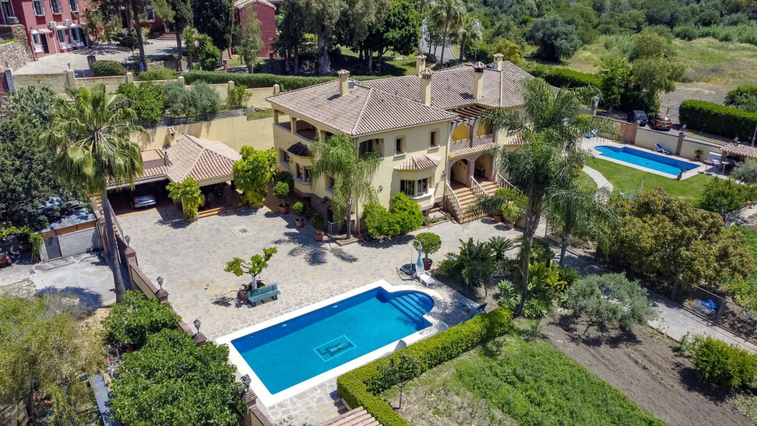 Spectacular villa composed of two houses in Vega del Colorado, La Quinta, Benahavís. This villa is simply stunning. Set in an exclusive and tranquil setting, it offers the luxury and comfort one would expect in a high end residence on the Costa del Sol.