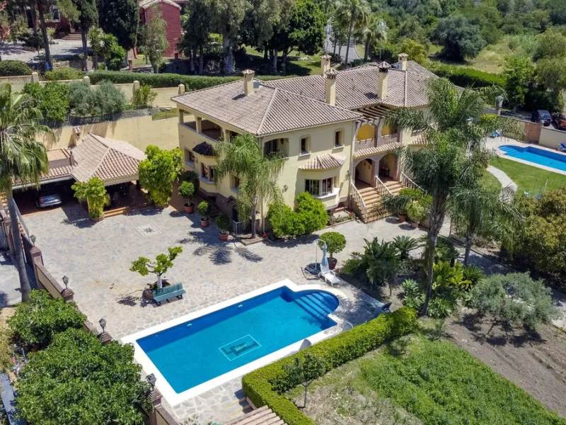 Spectacular villa composed of two houses in Vega del Colorado, La Quinta, Benahavís. This villa is simply stunning. Set in an exclusive and tranquil setting, it offers the luxury and comfort one would expect in a high end residence on the Costa del Sol.