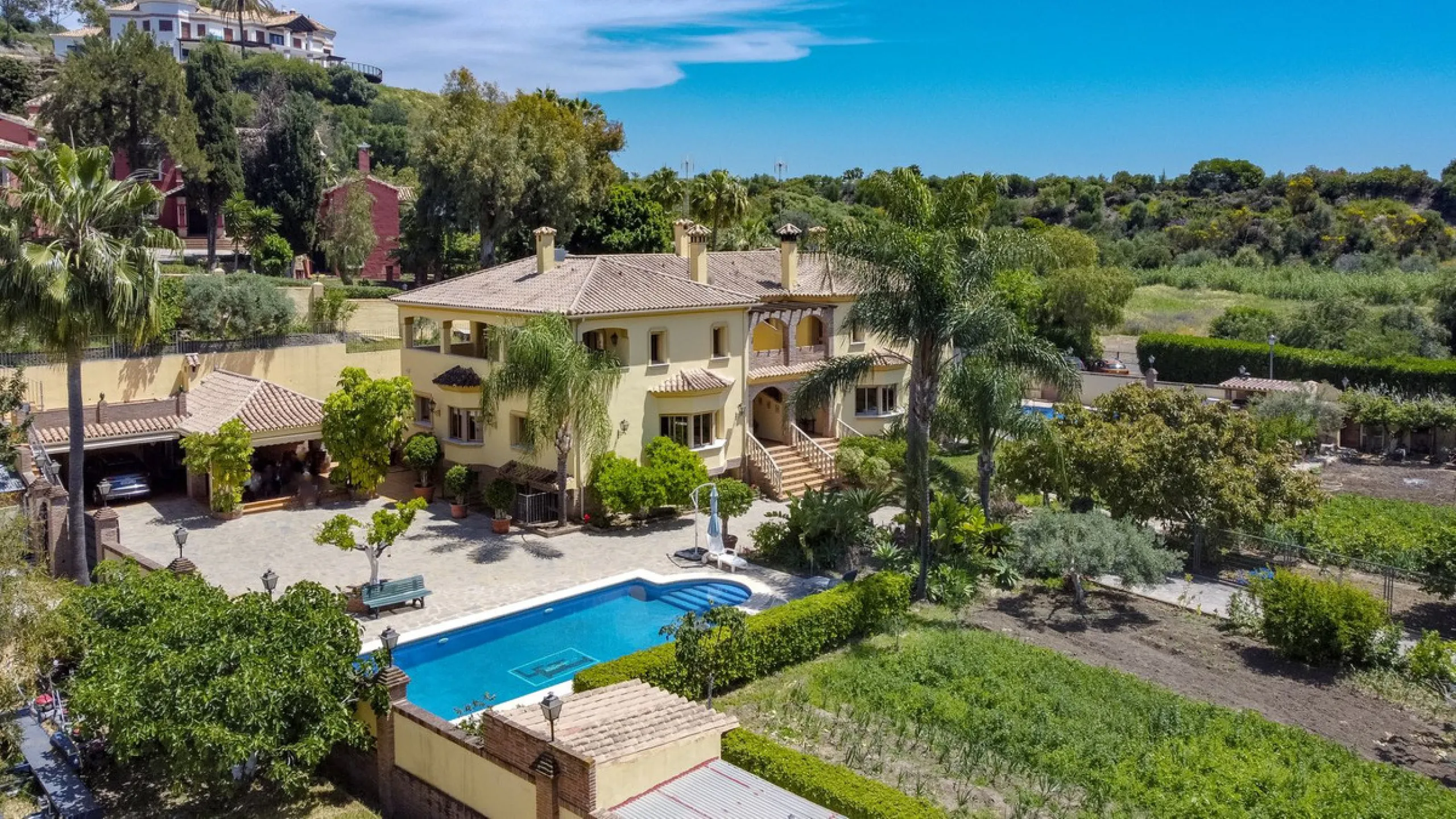 Spectacular villa composed of two houses in Vega del Colorado, La Quinta, Benahavís. This villa is simply stunning. Set in an exclusive and tranquil setting, it offers the luxury and comfort one would expect in a high end residence on the Costa del Sol.
