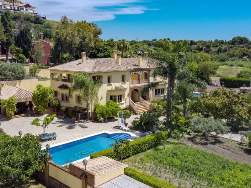 Spectacular villa composed of two houses in Vega del Colorado, La Quinta, Benahavís. This villa is simply stunning. Set in an exclusive and tranquil setting, it offers the luxury and comfort one would expect in a high end residence on the Costa del Sol.