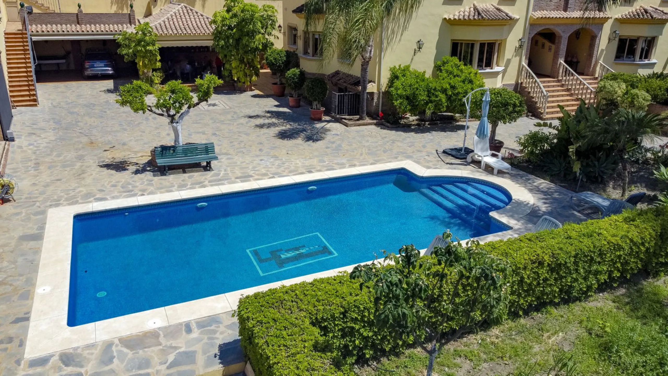 Spectacular villa composed of two houses in Vega del Colorado, La Quinta, Benahavís. This villa is simply stunning. Set in an exclusive and tranquil setting, it offers the luxury and comfort one would expect in a high end residence on the Costa del Sol.