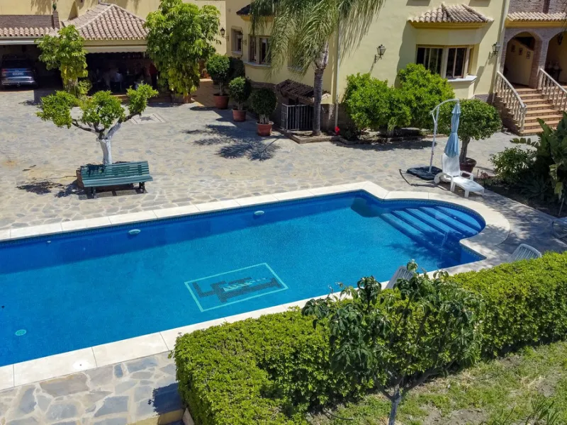 Spectacular villa composed of two houses in Vega del Colorado, La Quinta, Benahavís. This villa is simply stunning. Set in an exclusive and tranquil setting, it offers the luxury and comfort one would expect in a high end residence on the Costa del Sol.