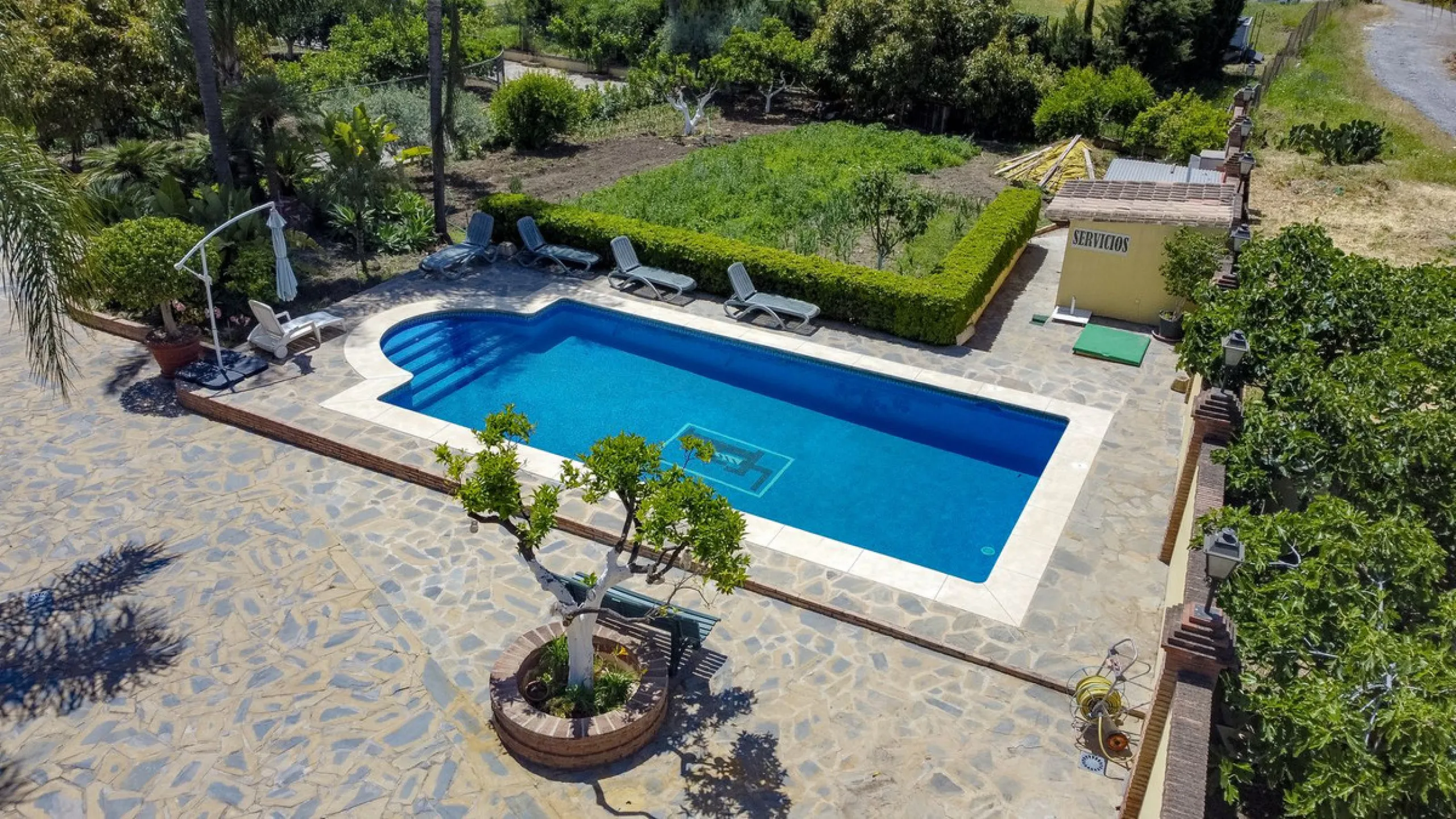 Spectacular villa composed of two houses in Vega del Colorado, La Quinta, Benahavís. This villa is simply stunning. Set in an exclusive and tranquil setting, it offers the luxury and comfort one would expect in a high end residence on the Costa del Sol.