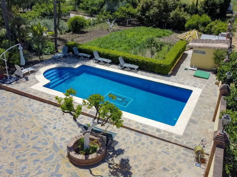 Spectacular villa composed of two houses in Vega del Colorado, La Quinta, Benahavís. This villa is simply stunning. Set in an exclusive and tranquil setting, it offers the luxury and comfort one would expect in a high end residence on the Costa del Sol.