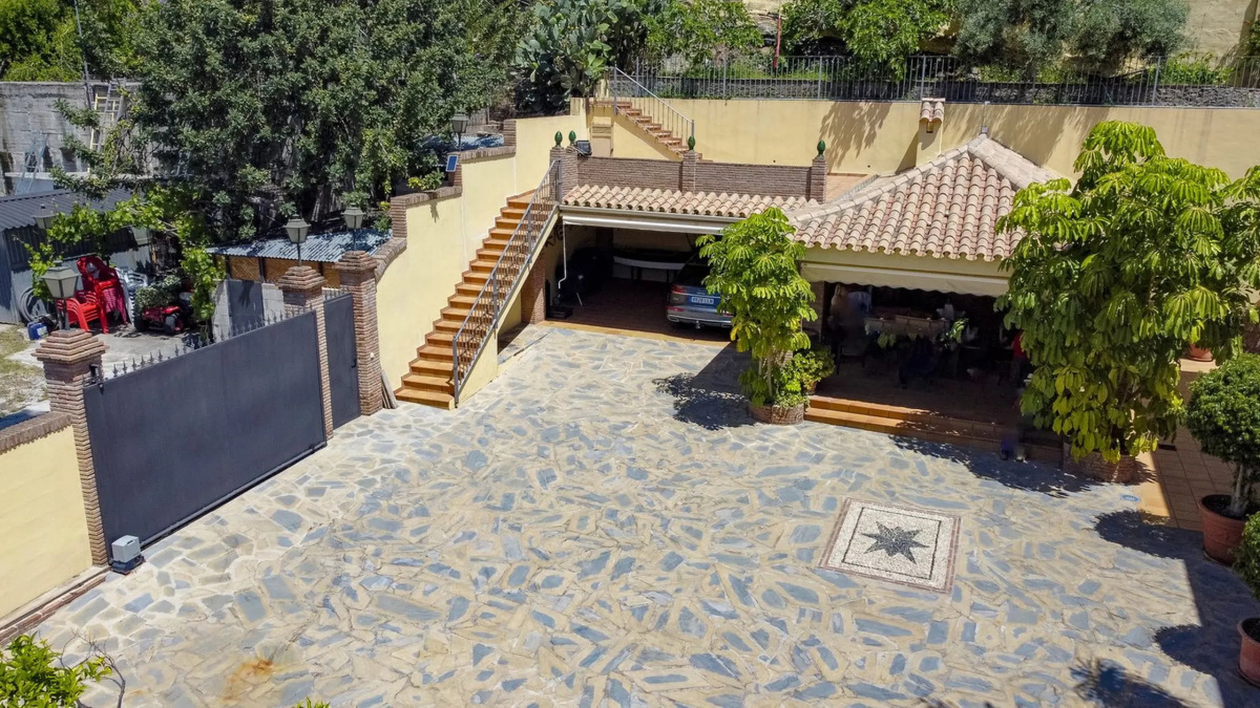 Spectacular villa composed of two houses in Vega del Colorado, La Quinta, Benahavís. This villa is simply stunning. Set in an exclusive and tranquil setting, it offers the luxury and comfort one would expect in a high end residence on the Costa del Sol.