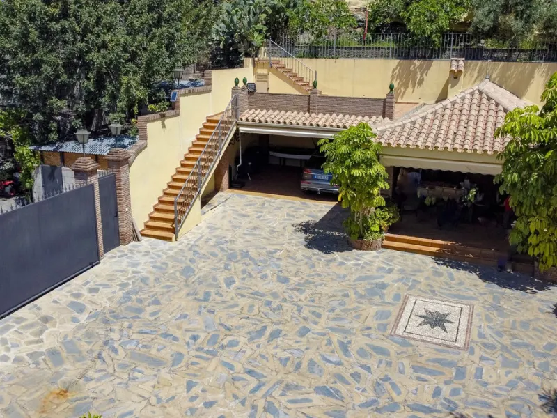 Spectacular villa composed of two houses in Vega del Colorado, La Quinta, Benahavís. This villa is simply stunning. Set in an exclusive and tranquil setting, it offers the luxury and comfort one would expect in a high end residence on the Costa del Sol.