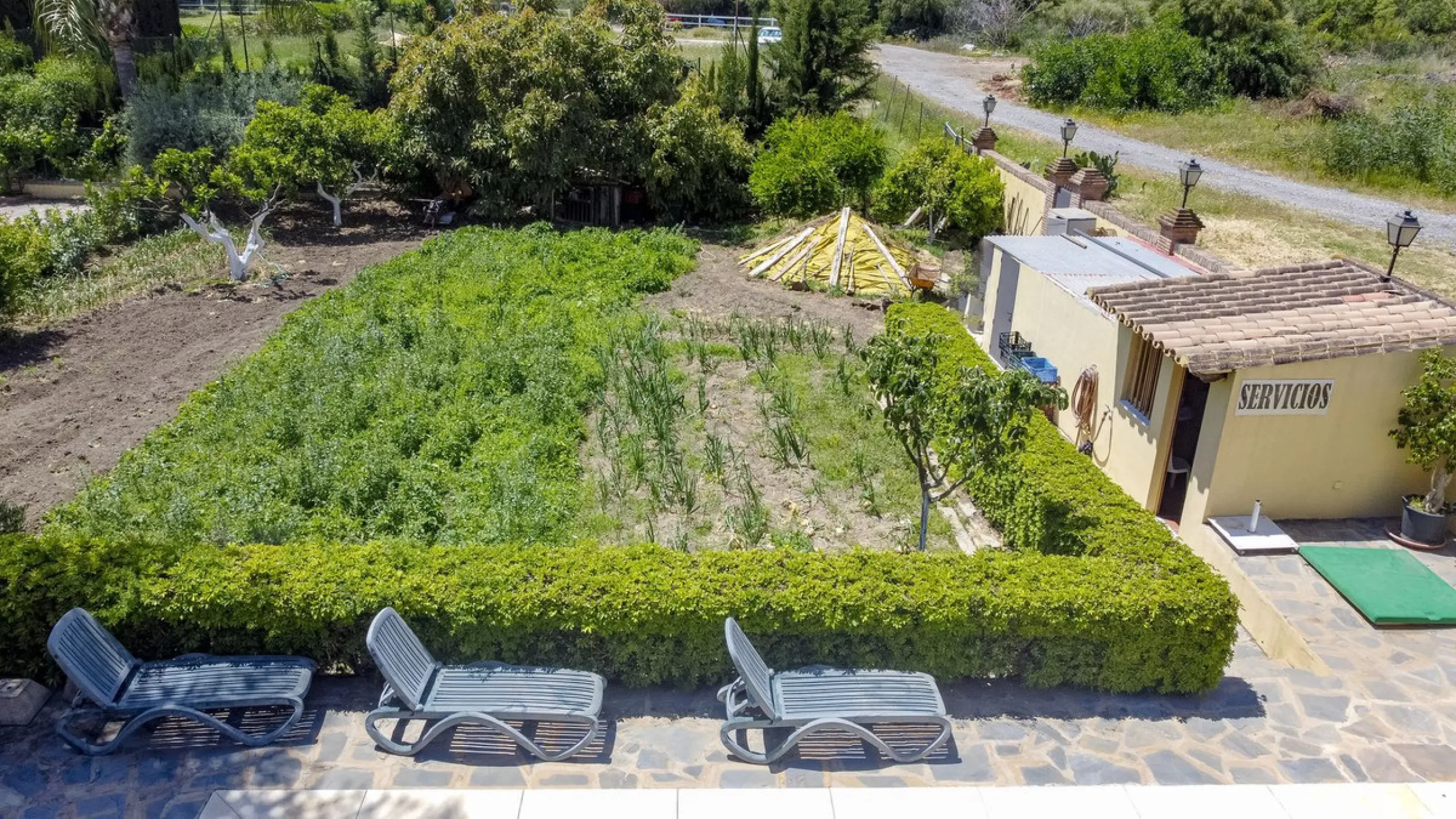 Spectacular villa composed of two houses in Vega del Colorado, La Quinta, Benahavís. This villa is simply stunning. Set in an exclusive and tranquil setting, it offers the luxury and comfort one would expect in a high end residence on the Costa del Sol.