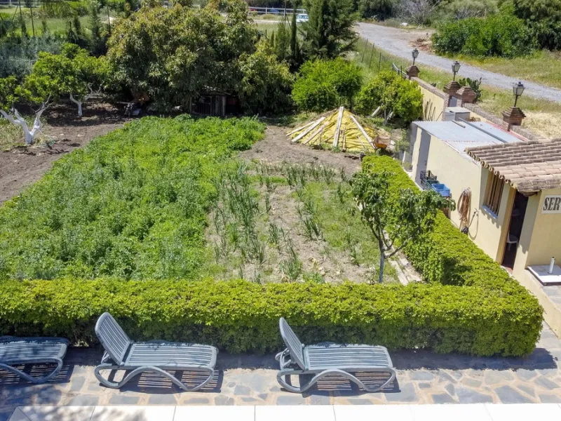 Spectacular villa composed of two houses in Vega del Colorado, La Quinta, Benahavís. This villa is simply stunning. Set in an exclusive and tranquil setting, it offers the luxury and comfort one would expect in a high end residence on the Costa del Sol.